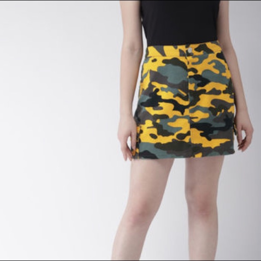 FOREVER 21 | Yellow, gray & black camo cargo skirt